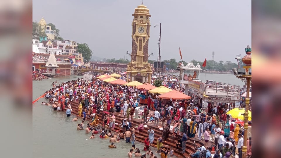 Buddha Purnima 2023 Huge Crowd of Devotees in haridwar Ganga Ghat for snan photos