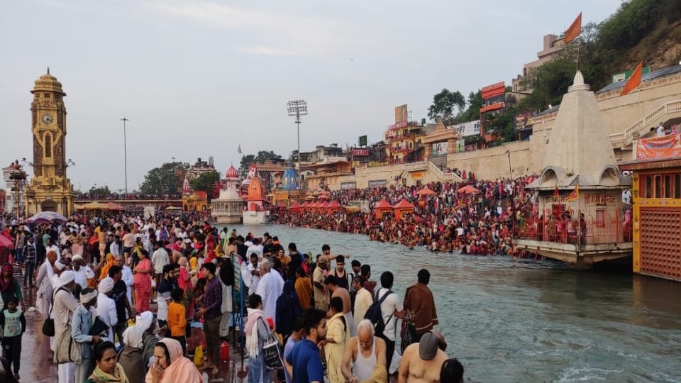 Buddha Purnima 2023 Huge Crowd of Devotees in haridwar Ganga Ghat for snan photos