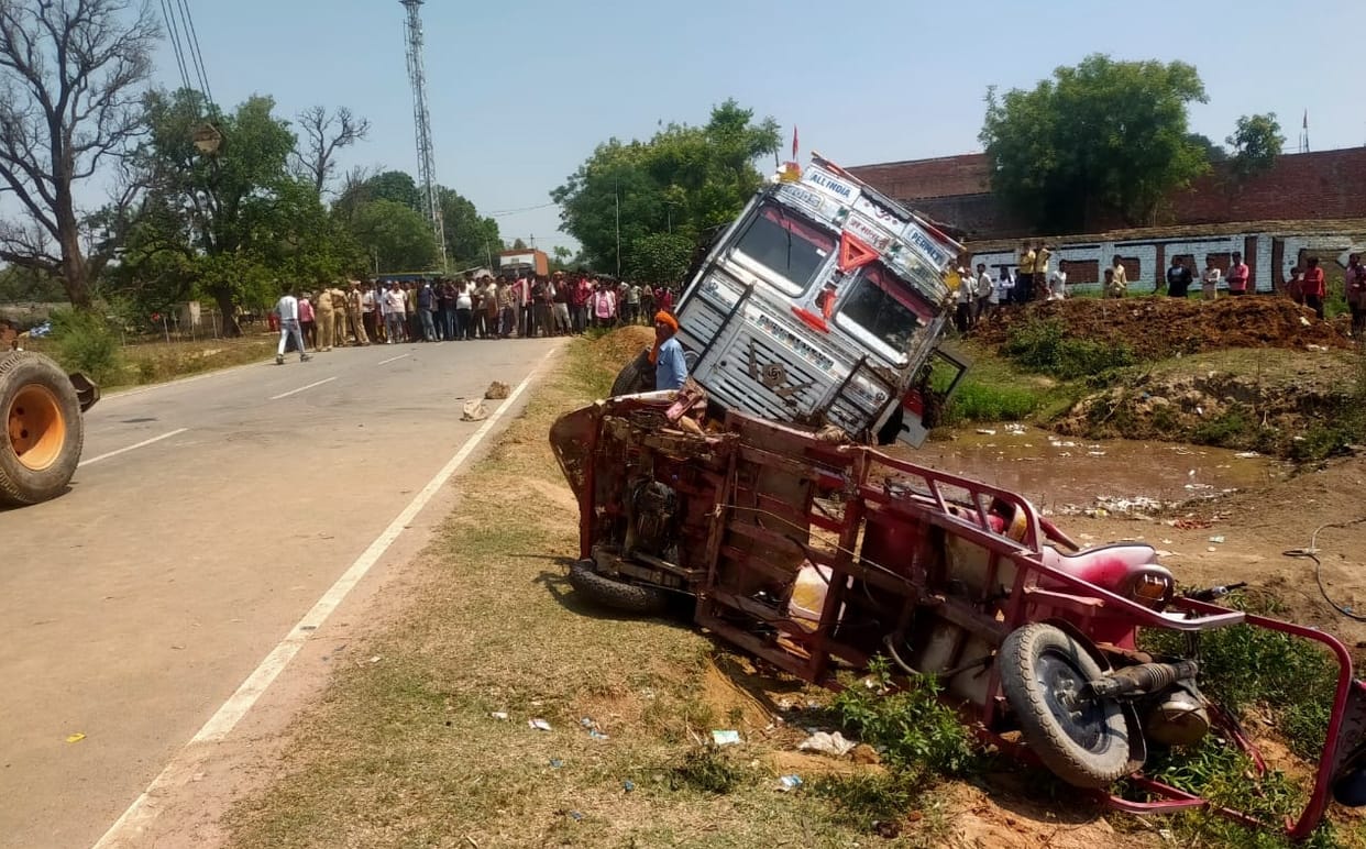 Hardoi road accident, high speed truck and e rickshaw collision, painful death of two people