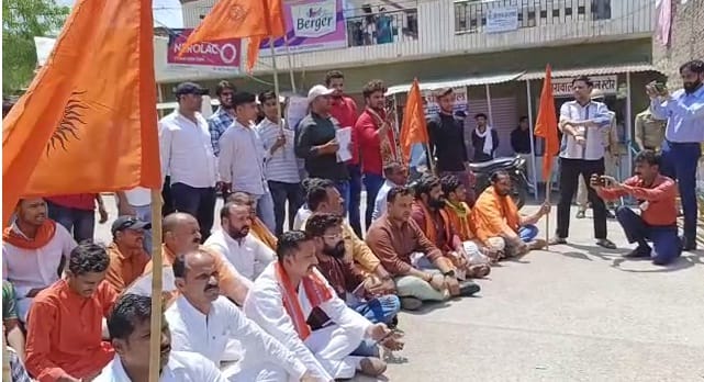 Lathicharge on Bajrangis in orai, Hanuman Chalisa reached Congress office to read, officials pacified the matt