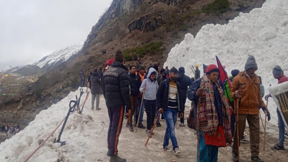 Kedarnath Dham Pilgrims crossing way from iceberg zone with help of rope 18223 visited on Friday Photos