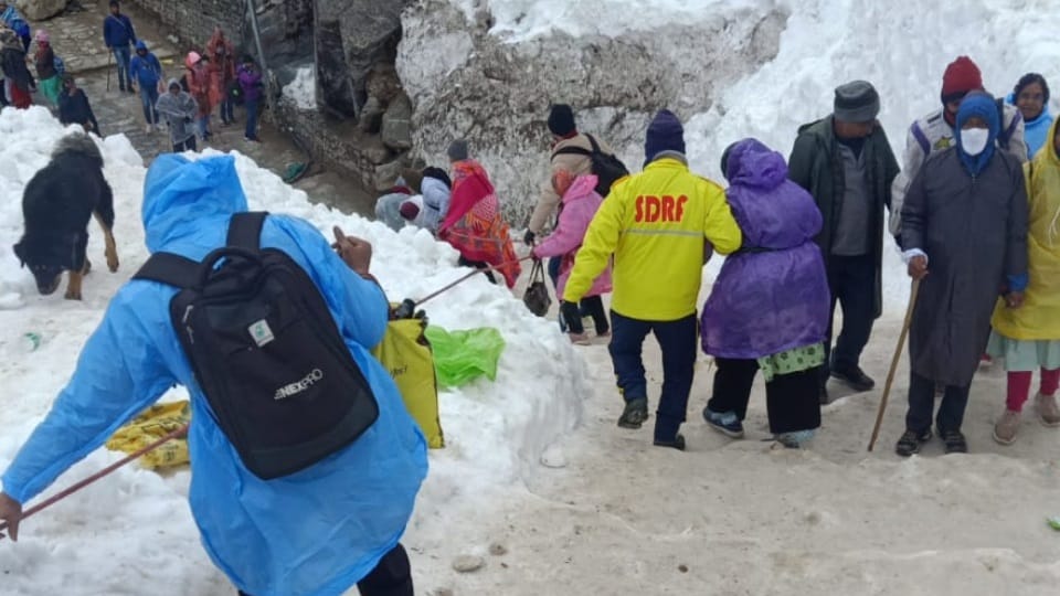 Kedarnath Dham Pilgrims crossing way from iceberg zone with help of rope 18223 visited on Friday Photos