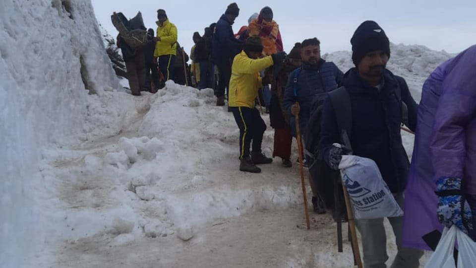 Kedarnath Dham Yatra 2023 NDRF jawans Help Pilgrims to cross iceberg zone