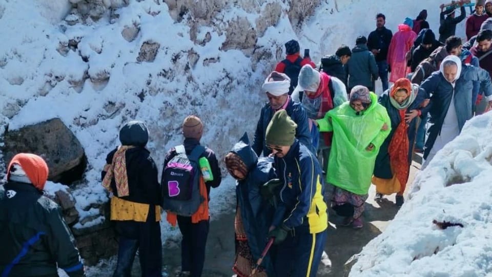 Kedarnath Dham Pilgrims crossing way from iceberg zone with help of rope 18223 visited on Friday Photos