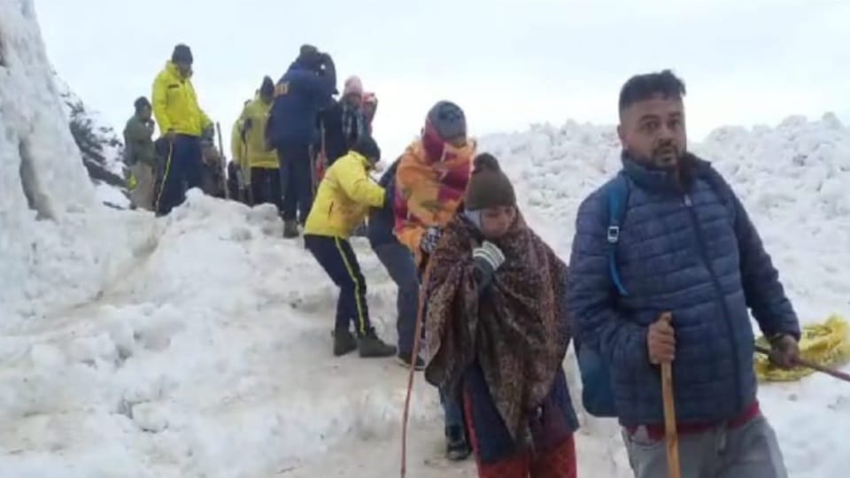 Kedarnath Dham Pilgrims crossing way from iceberg zone with help of rope 18223 visited on Friday Photos