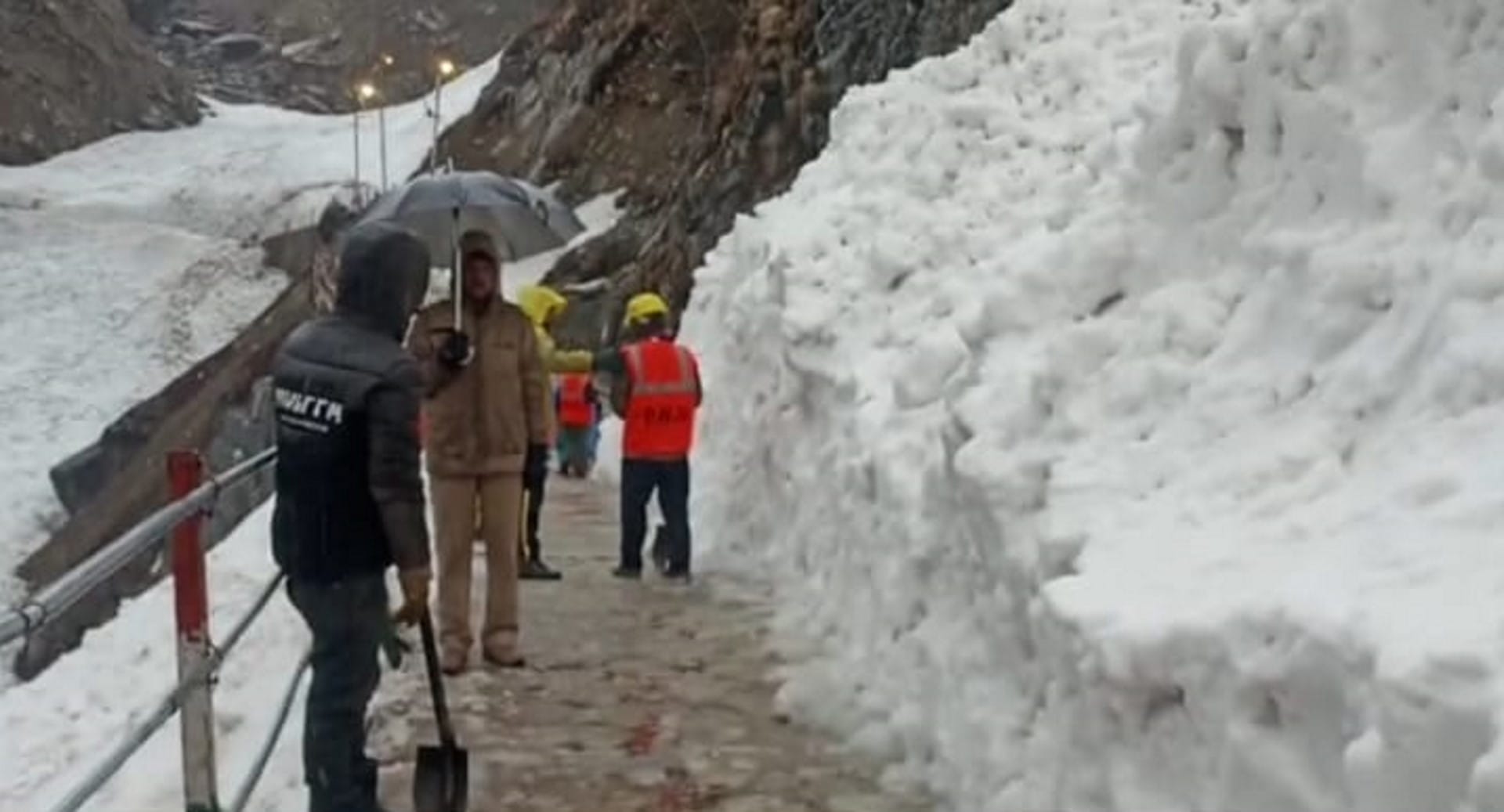 Chardham yatra 2023 Uttarakhand Weather Update Passengers leave for Kedarnath today Badrinath highway opened