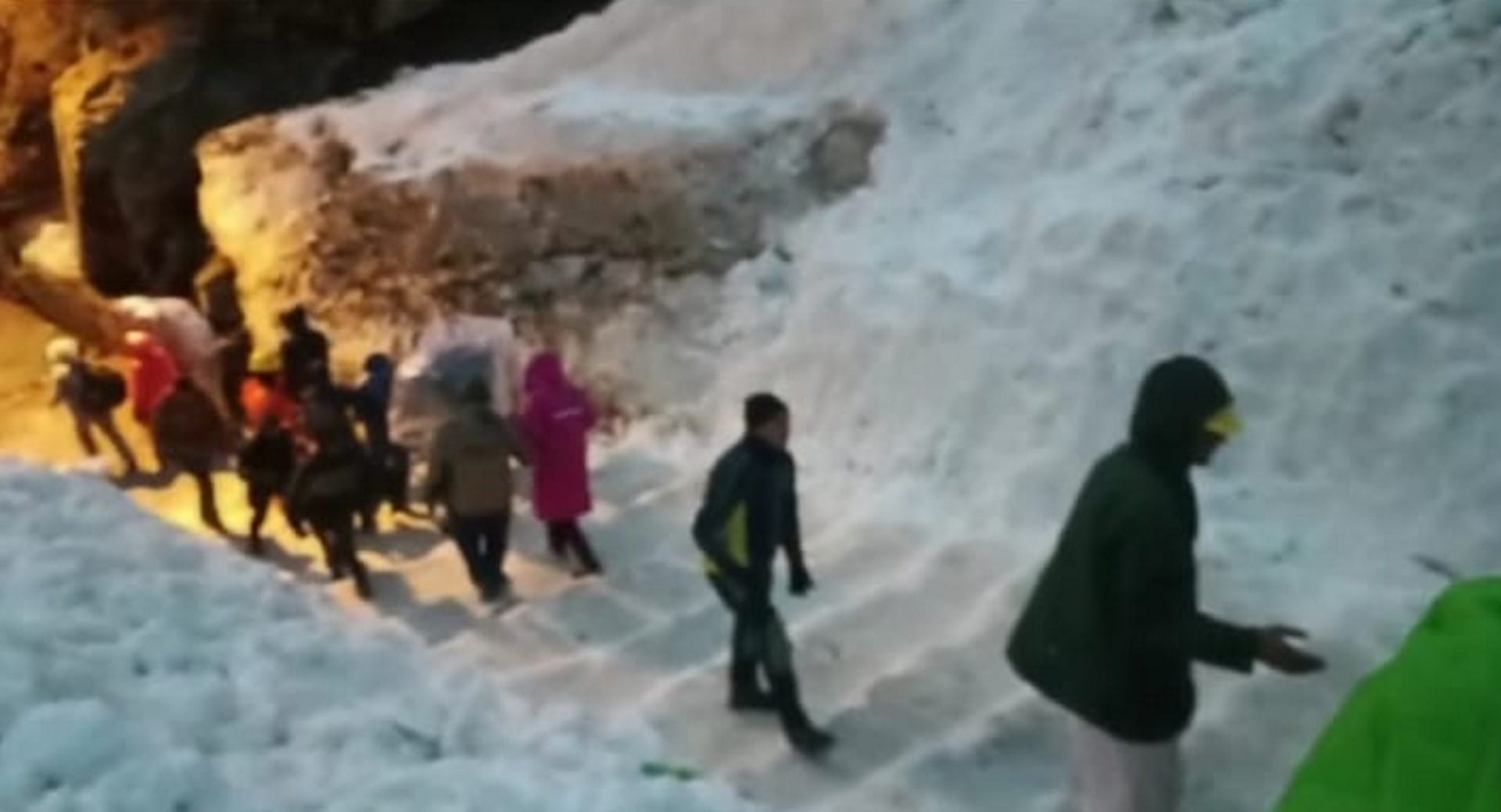 Chardham yatra 2023 Uttarakhand Weather Update Passengers leave for Kedarnath today Badrinath highway opened