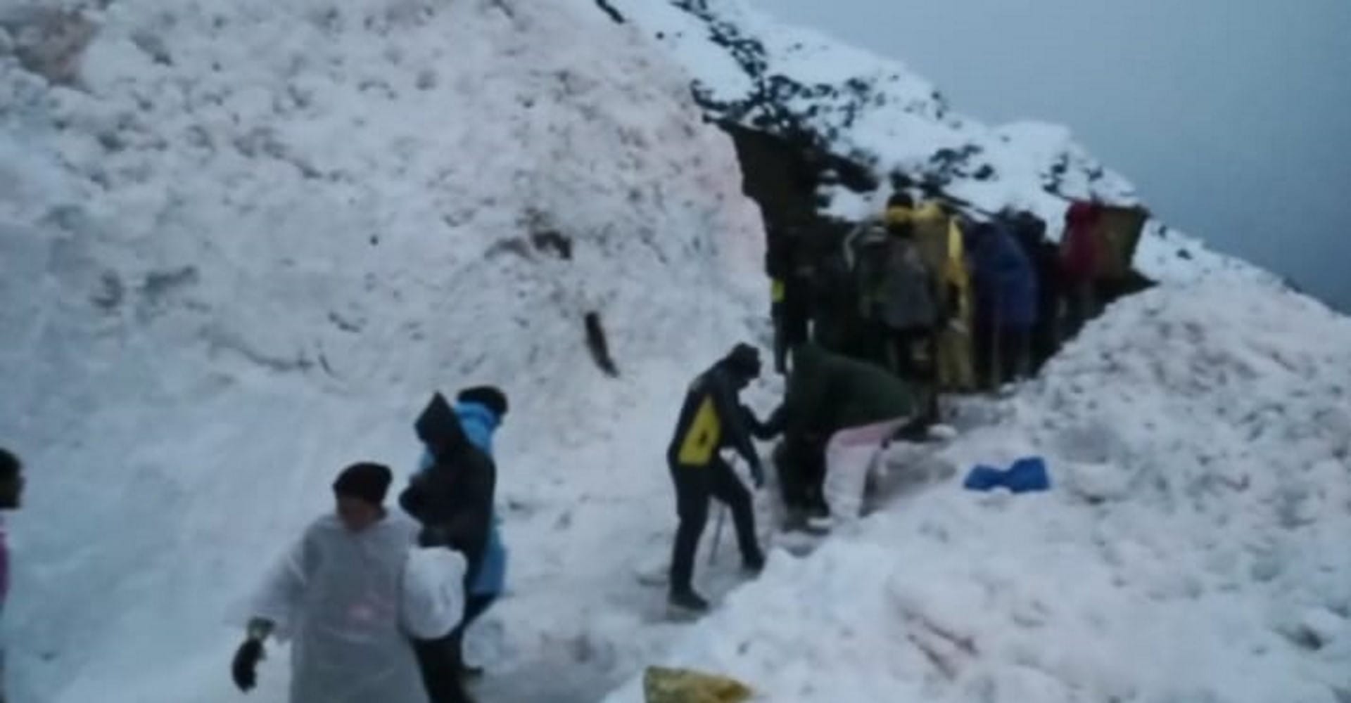 Chardham yatra 2023 Uttarakhand Weather Update Passengers leave for Kedarnath today Badrinath highway opened