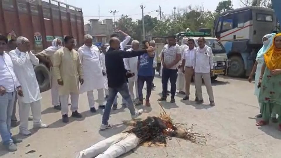 Mill Gate Road construction case in Hisar: Dharna continues on ninth day, effigy of Chief Minister burnt