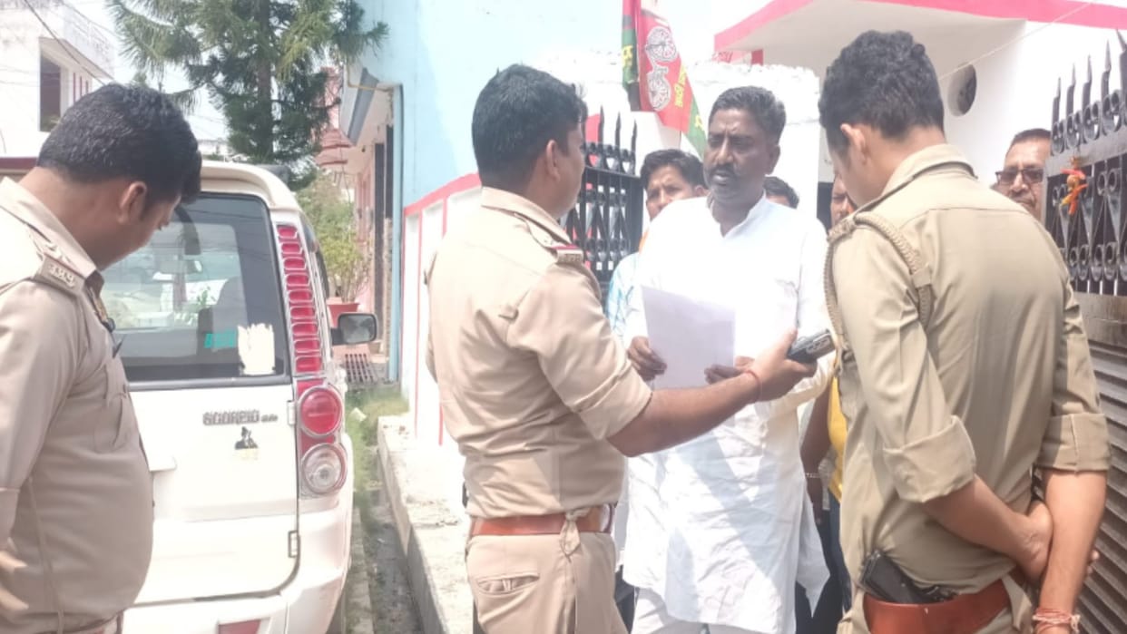 Meerut: Former minister Sudhakar Singh Kashyap was prevented from going to CM Yogi and police closed in a room