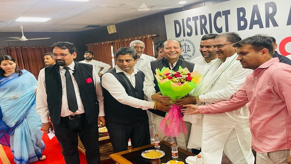Abhay Chautala reached Rohtak District Bar, said leave politics and support players