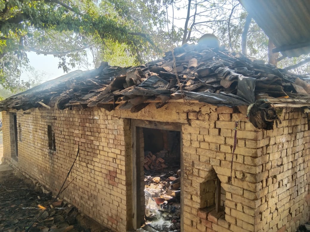 Mirzapur News: Strong explosion in the gas cylinder kept in the kitchen, the house was destroyed in a minute,