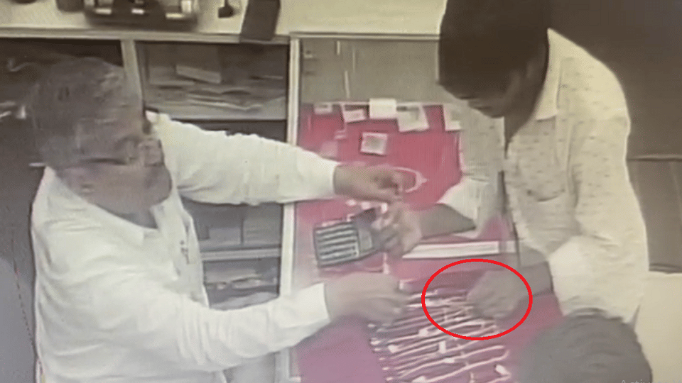 youth stole 12 chains from a jewelery shop in Jagdalpur captured in CCTV