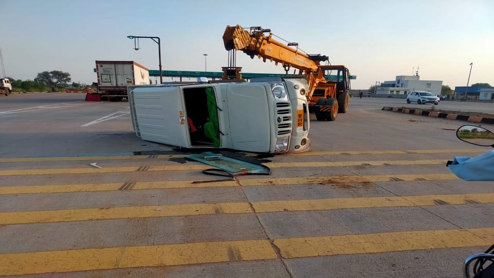 Video of fight at toll plaza in Narnaul went viral, youths attacked with sticks