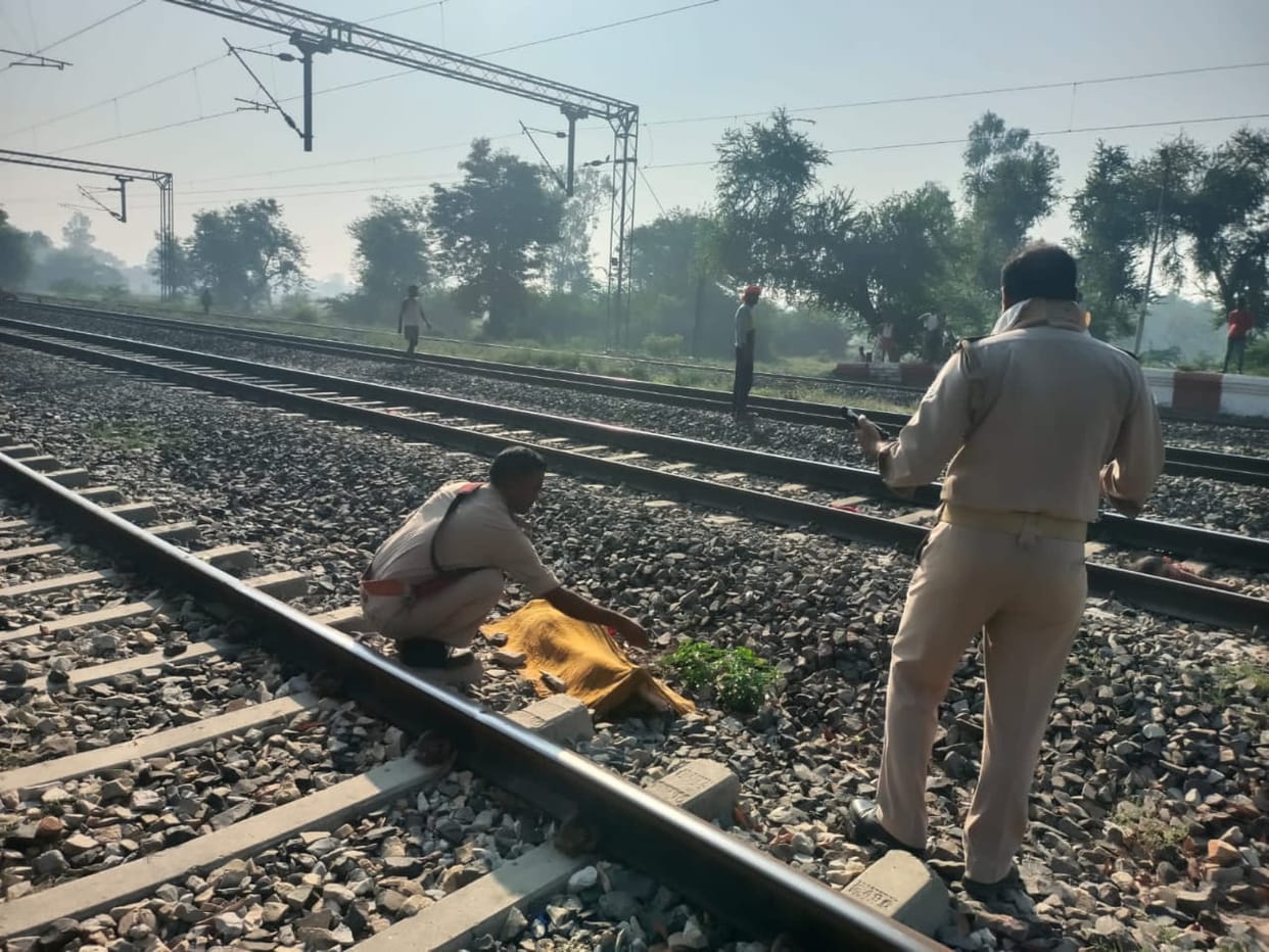 Woman jumped in front of the train: Talked to people on the platform, jumped as soon as the train arrived, die
