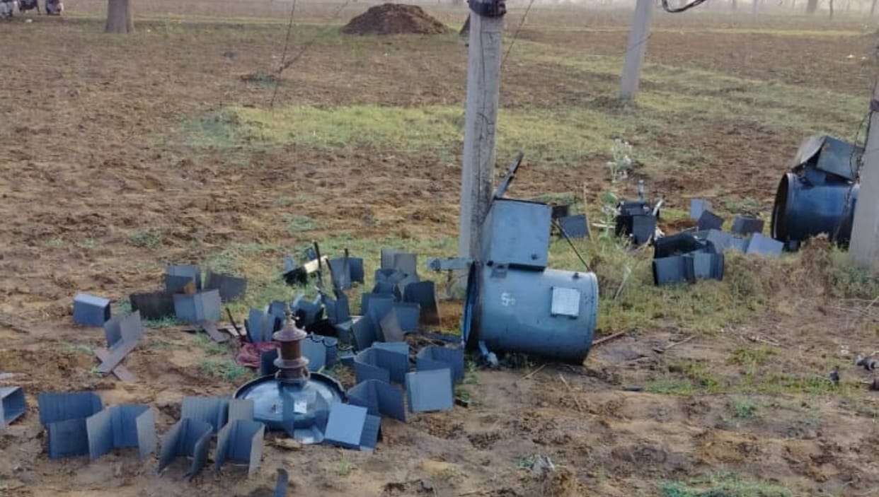 Thieves ran away with the goods of inside four transformers in Sikar fault in many houses Power cut for hours