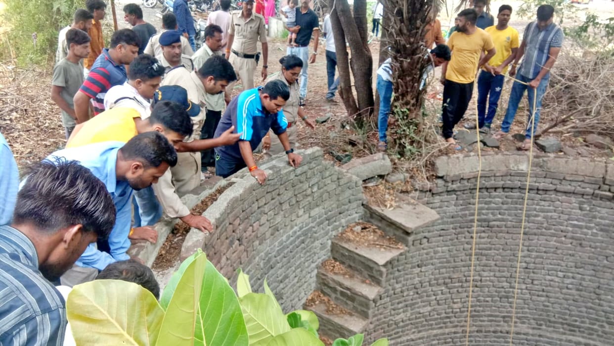 Ujjain News Two people died after a car fell into a dry well