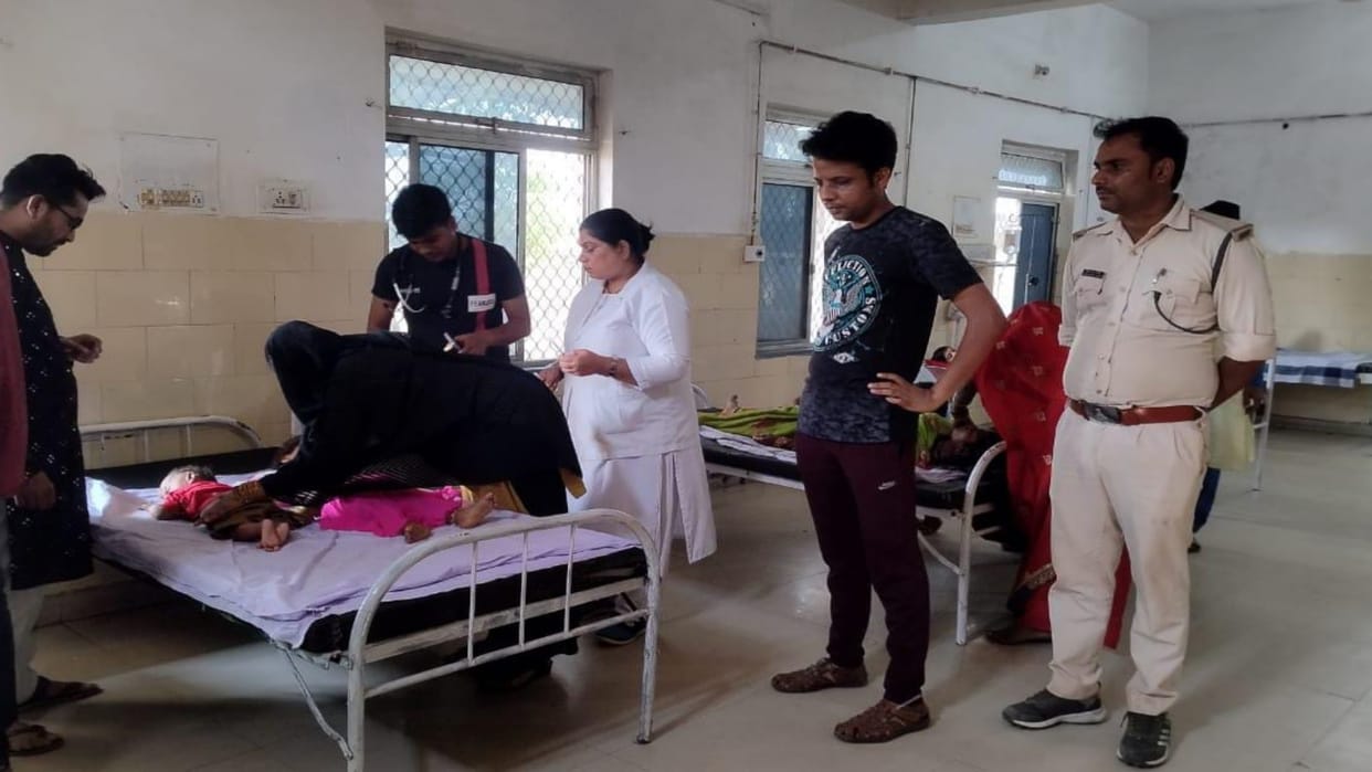 Umaria News Bee attacked the whole family four people fainted
