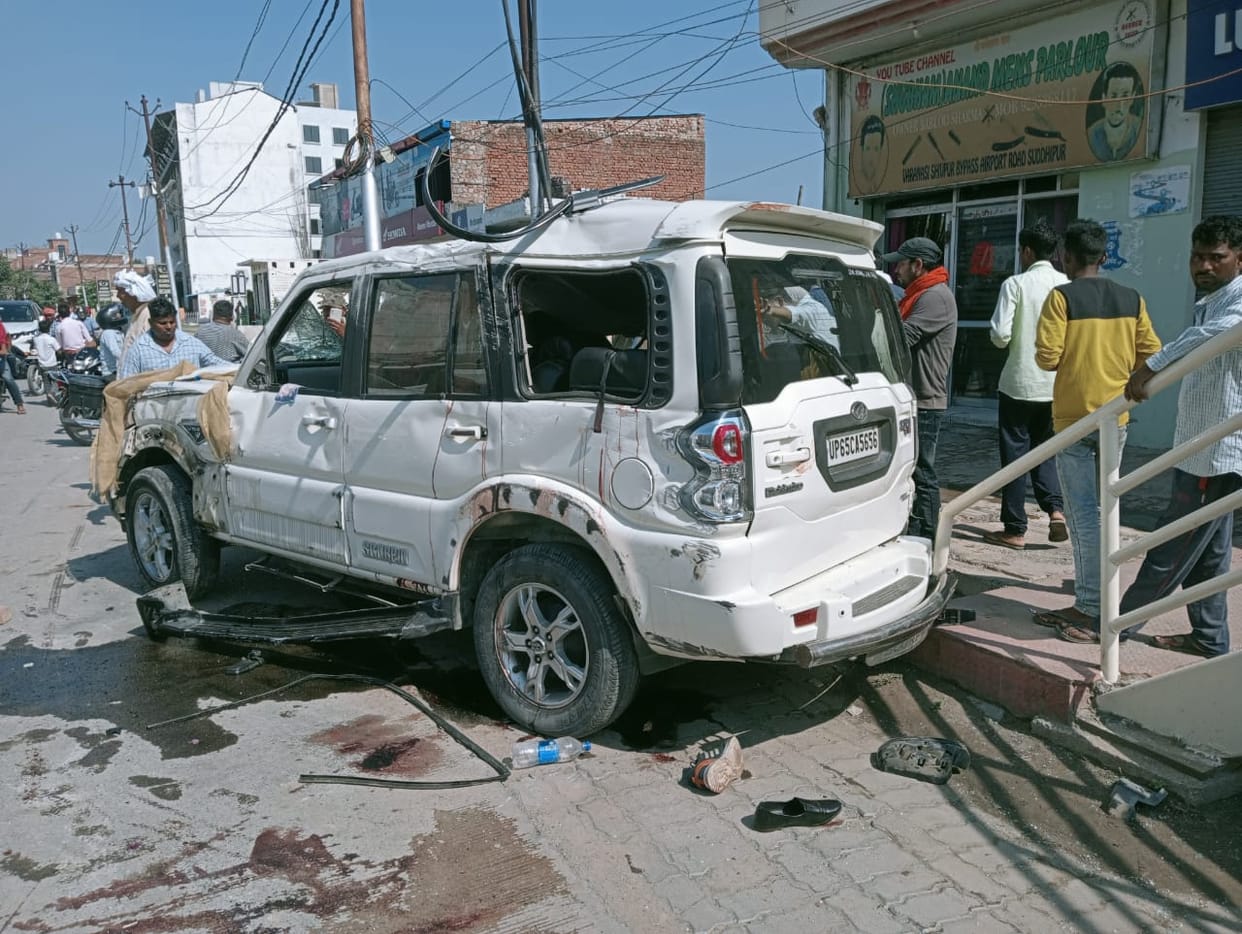 Horrific road accident in Varanasi: painful death of two people, road and car red with blood