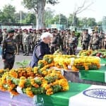 राजोरी में शहीद जवानों को श्रद्धांजलि देते एलजी मनोज सिन्हा