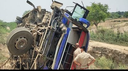 sleeper coach bus overturned in Khanti due to breakdown of suspension on Yamuna Expressway in Agra