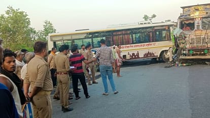 Azamgarh: Truck and bus collision on Ashrafpur bridge, bus driver injured, road blocked for one and a half hou