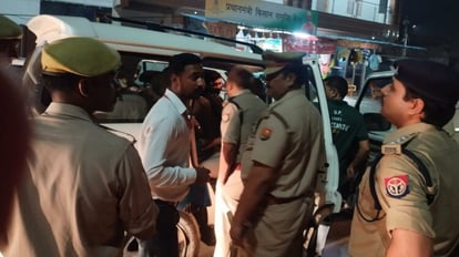 Nikay Chunav: सोनभद्र में चेकिंग के दौरान कार से दस लाख रुपये नकदी बरामद, पुलिस ने किया सीज Nikay Chunav: One million rupees cash recovered from car during checking in Sonbhadra, police seized