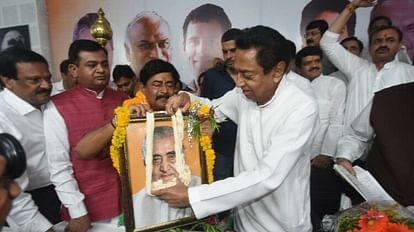 MP Politics: पिता कैलाश जोशी का फोटो लेकर दीपक जोशी ने ली कांग्रेस की सदस्यता, शिवराज पर लगाया यह गंभीर आरोप Son of Kailash Johsi Deepak Joshi Joined Congress in Bhopal, Another MLA joins him