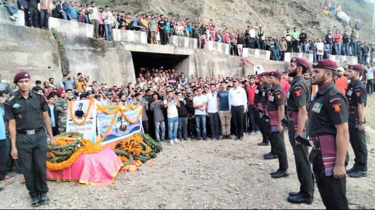 martyr Pramod Negi Dressed like a groom, mother garlanded notes, sister tied rakhi and soldier brother gave la