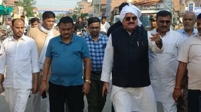 Varanasi BJP MLA came out to inspect the construction work, reprimanded the contractor, gave instructions