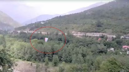 Himachal Weather: कुल्लू में अंधड़ से तीन पैराग्लाइर पायलटों की आपात लैंडिंग, दो घायल, कल खराब रहेगा मौसम Emergency landing of three paragliders due to blinding, two injured