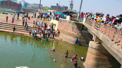 Indian Currency in Canal : कार ने नहर में डाला नोटों से भरा बोरा, जो चुनकर भागे उन्हें ढूंढ़ रही पुलिस indian currency bundles found in canal may belongs to political leader in sasaram bihar sasaram news