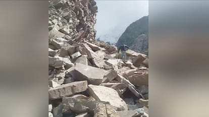 Himachal Chamba News: Landslide between Tindi and Pangi 120 passengers stuck for 27 hours