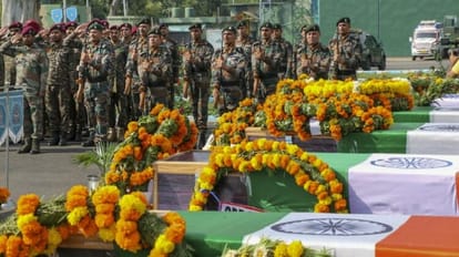 Rajouri Encounter: उमर-आजाद और महबूबा ने कहा-आतंकवाद को जड़ से खत्म करें, जवानों की शहादत पर जताया दुख Rajouri Encounter: Umar-Azad and Mehbooba said- eliminate terrorism, saddened martyrdom of soldiers