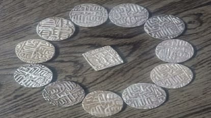खेत में 'खजाना': जुताई करते वक्त मिला कलश, मालिक और मजदूरों ने आपस में बांटा; चांदी के 12 सिक्के बरामद Silver coins found in the field while plowing in Bareilly