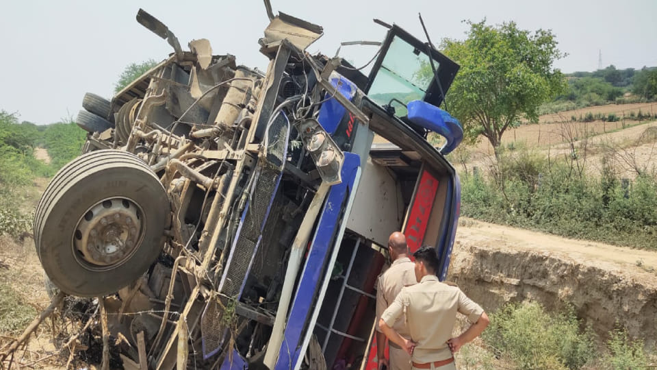 sleeper coach bus overturned in Khanti due to breakdown of suspension on Yamuna Expressway in Agra