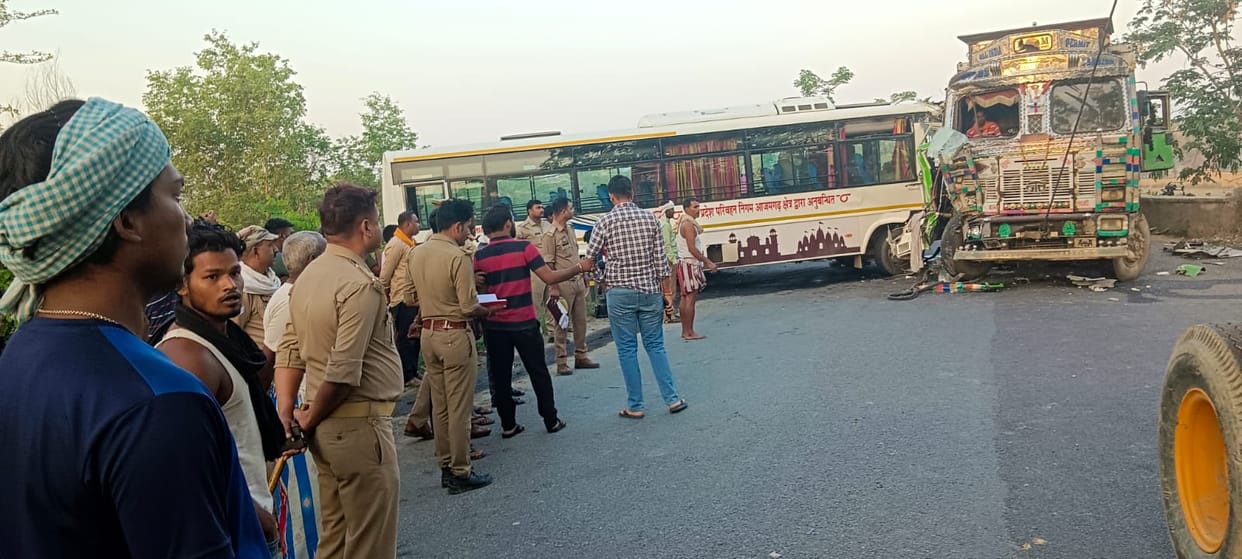 Azamgarh: Truck and bus collision on Ashrafpur bridge, bus driver injured, road blocked for one and a half hou