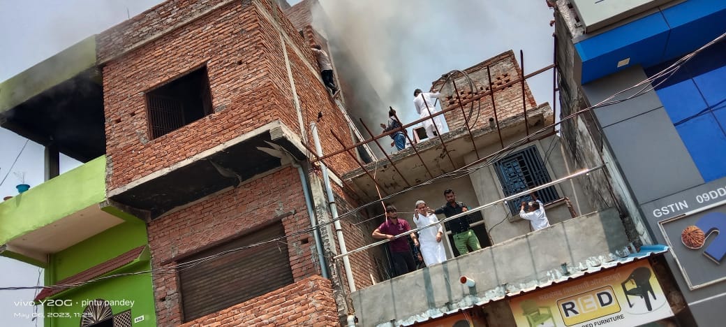 Fierce fire in Bhadohi: Fire broke out in carpet factory, millions of raw and finished goods burnt to ashes, c