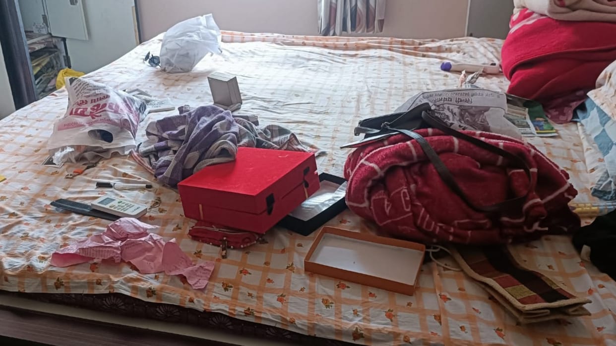 cash and jewelry worth more than three lakhs stolen by house in Kanker