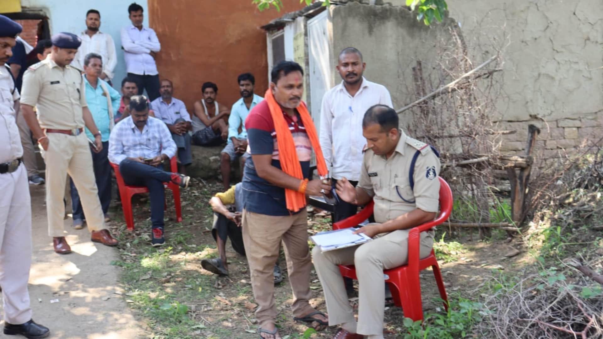 हत्या की सूचना के बाद मामले की जांच करती पुलिस।