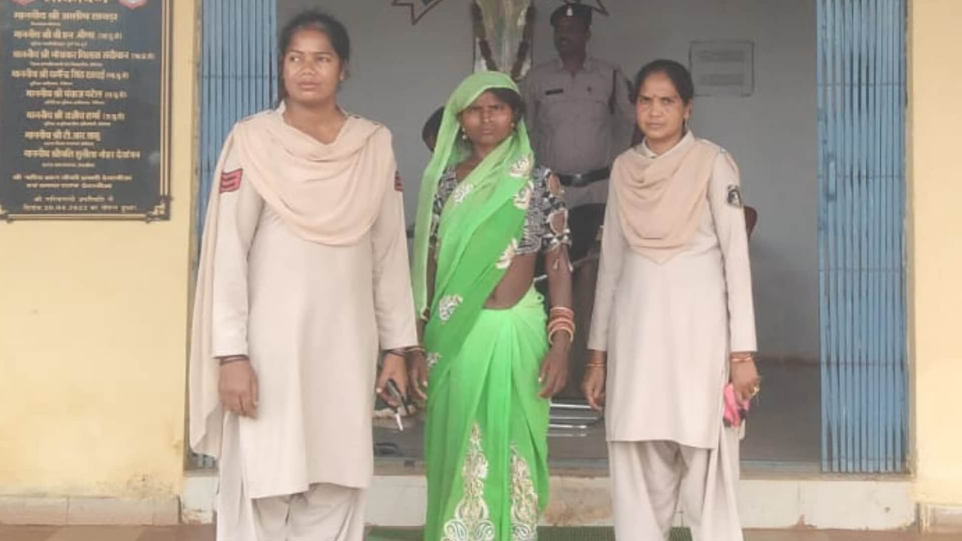 पुलिस गिरफ्त में आरोपी पत्नी।
