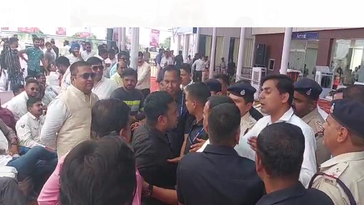 Singhdev supporters abused police officers in CM Bhupesh Baghel program in ambikapur