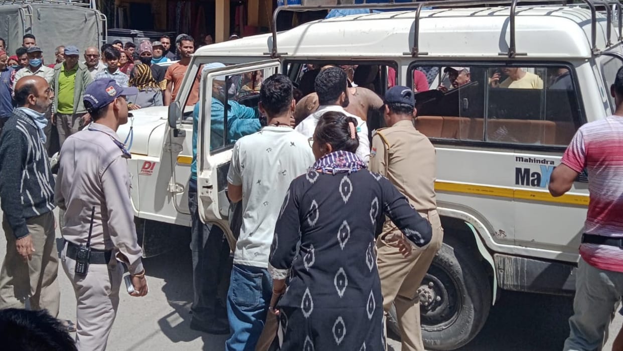 Guard got angry and set bank manager on fire by throwing petrol Crime in Dharchula Pithoragarh Uttarakhand