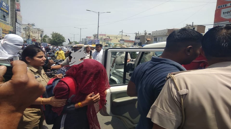 Women police action in kaithal, raided two cafes near RKSD College