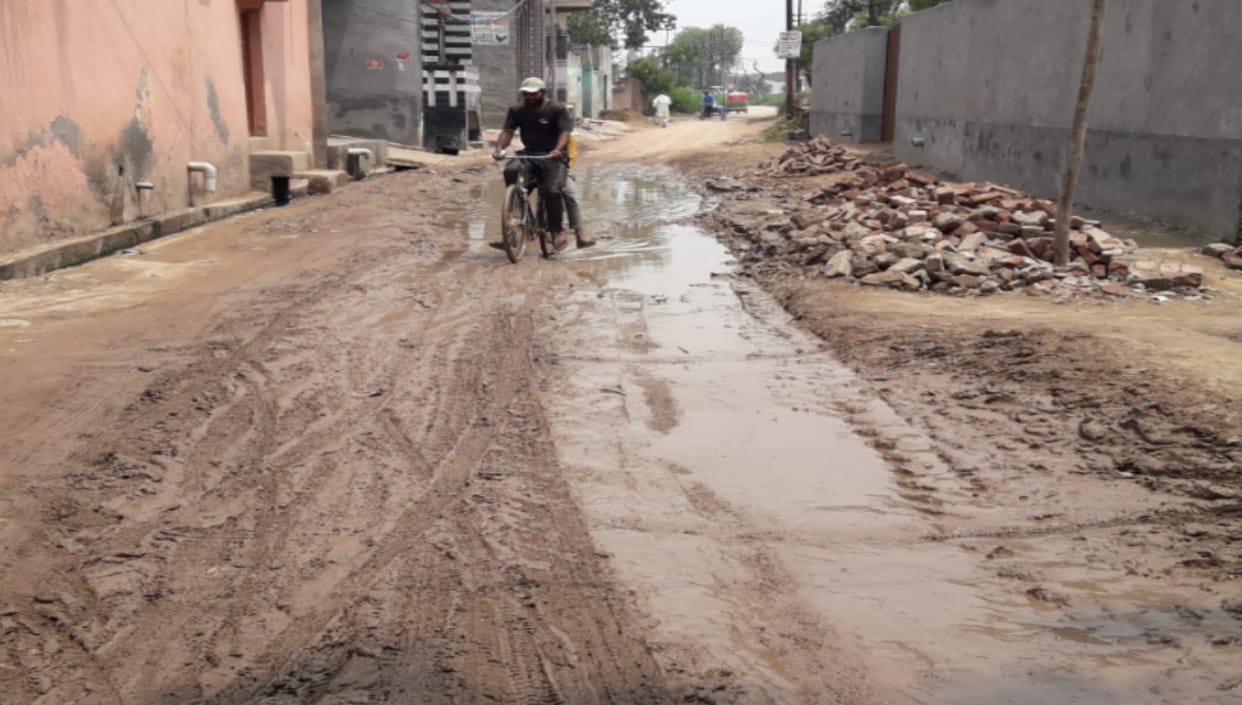 30 roads broken in rain, more than 50 thousand people upset