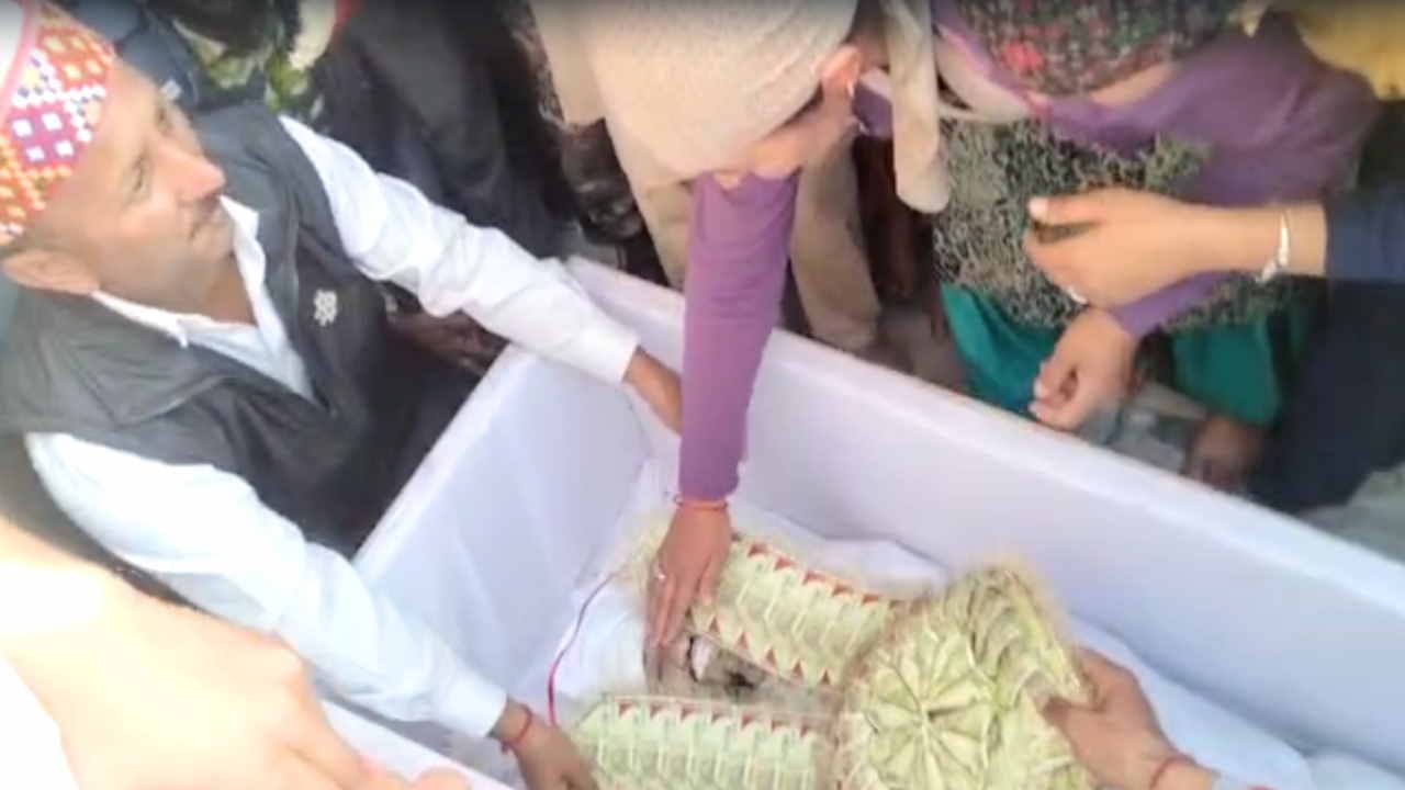 martyr Pramod Negi Dressed like a groom, mother garlanded notes, sister tied rakhi and soldier brother gave la