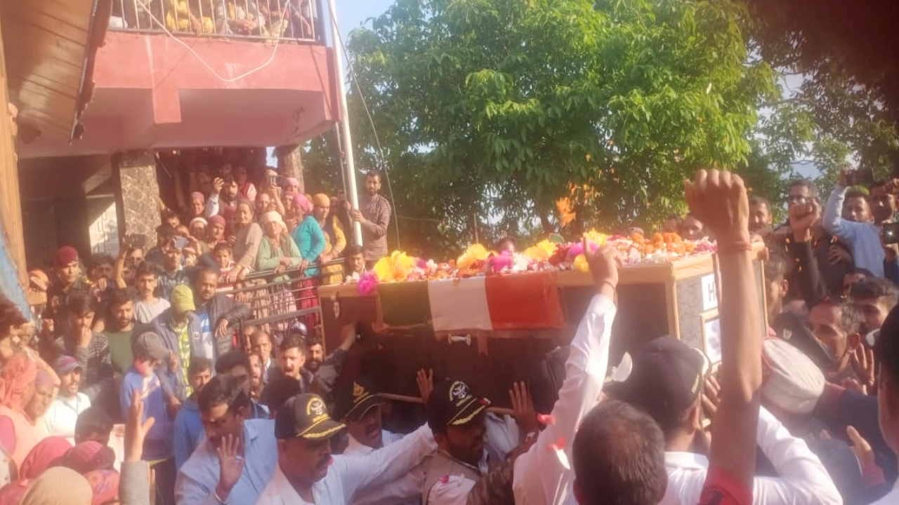 martyr Pramod Negi Dressed like a groom, mother garlanded notes, sister tied rakhi and soldier brother gave la