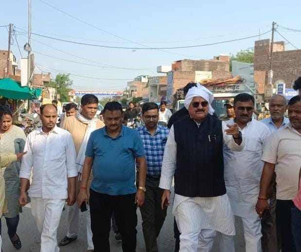 Varanasi BJP MLA came out to inspect the construction work, reprimanded the contractor, gave instructions