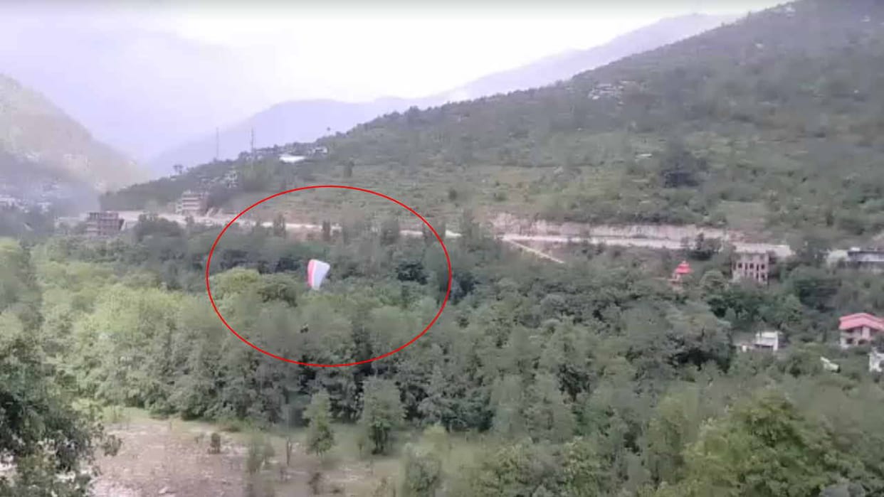 Emergency landing of three paragliders due to blinding, two injured
