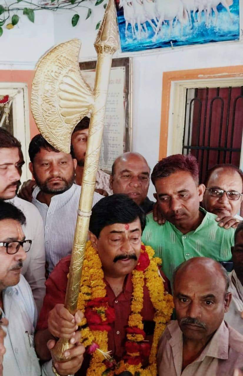 MP News: Father's photo posted on the cover page of social media, Deepak Joshi came out with a plow, will join